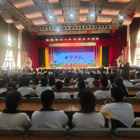 春日新程启，奋进正当时——宏伟实验学校2025年春季开学典礼