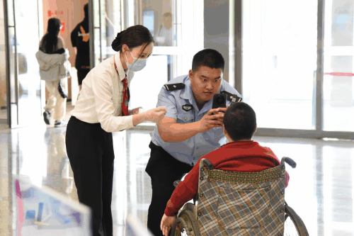 简篇-政务“轻骑兵” 跑出“泉心服务”加速度
