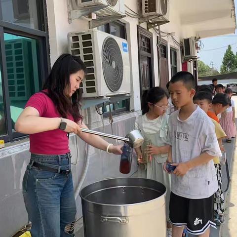 “杯杯绿豆汤，浓浓爱生情”——庞岗小学熬绿豆汤为学生解暑