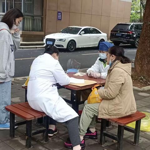 土建青协开展帮助老人免费体检活动