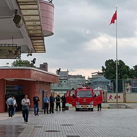 火警无情  演练先行一一龙城第四小学开展开学消防应急疏散演练活动