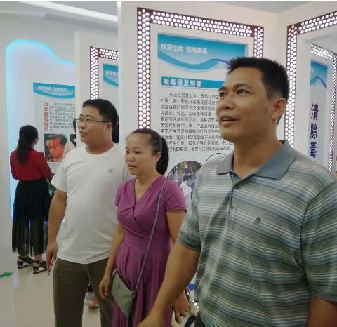 龙河镇组织学校老师参观禁毒教育基地