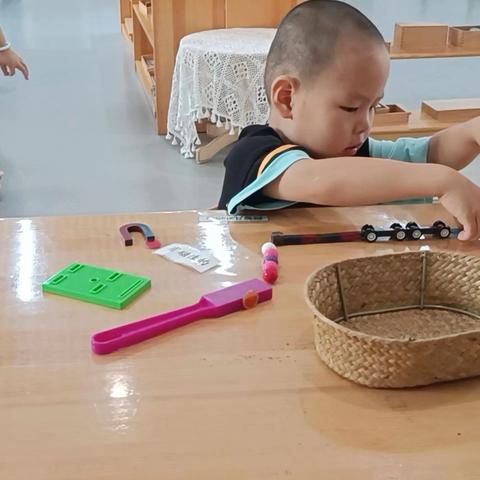 看月亮很远，看月亮的我们不远。