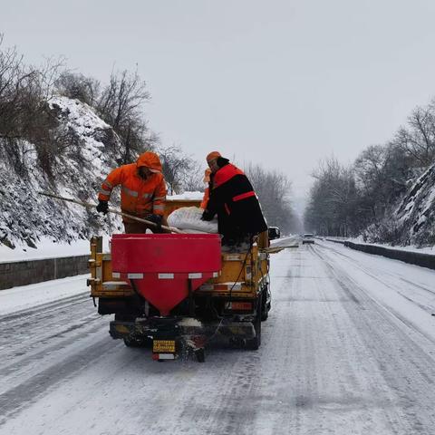 降雪后涉县交运公路管理站能够及时组织除雪车对路面进行清扫，保证车辆及人员通行安全。