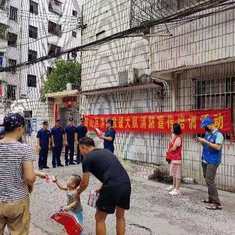 文庄专职消防救援站对文庄一横路沿街部分商铺店主及居民开展消防宣传“进社区”活动