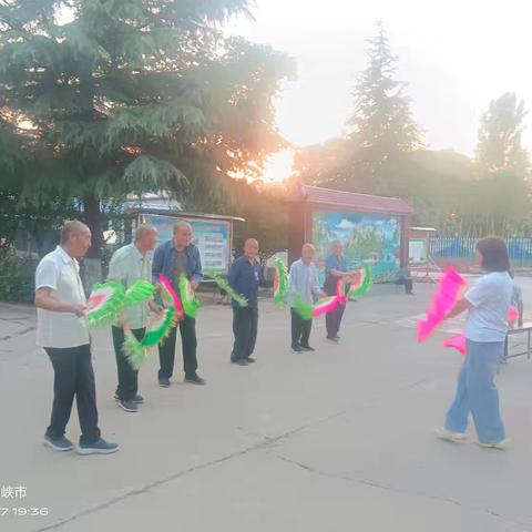 夏来风景美，爱心醉夕阳