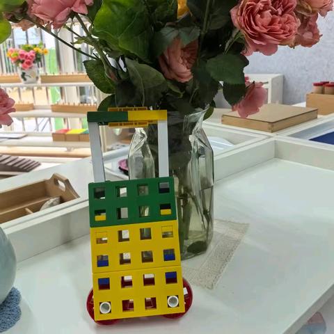 康贝儿磷都幼儿园慕莲班11月lasy活动，拼搭主题：中大班《行李箱》、小班《果汁》。