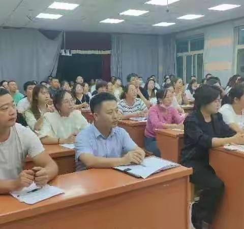 双向奔赴 共育花开                                   ----酒泉市东关街第一小学一年级新生家长培训会