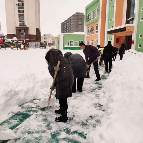 “立足岗位做贡献  暖心护行清积雪”行动