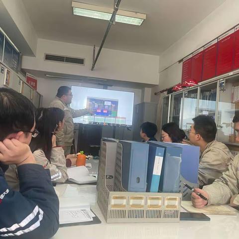 【安全生产】设备部：继电保护专业职工积极学习AVC系统，深入了解新改造设备