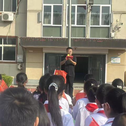 校园国庆活动：红旗飘扬，童心向党