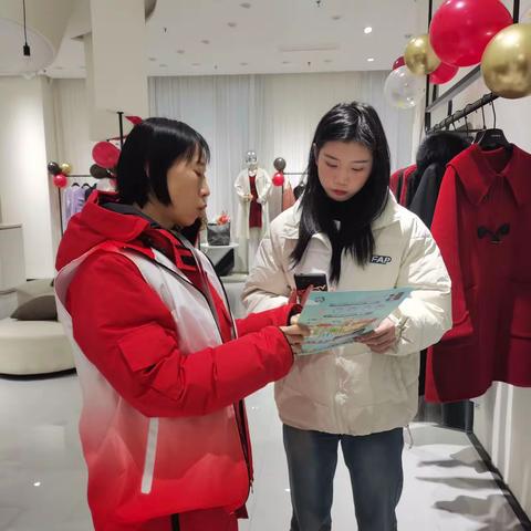 未央区大明宫街道正荣府社区开展垃圾分类入户宣传活动