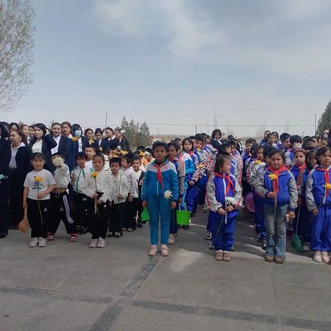 清明祭英烈，共筑中华魂--巴仁乡教育党总支开展烈士陵园祭扫活动