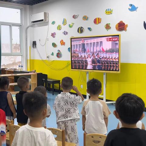 纪念抗战胜利80周年---卫贤镇大海幼儿园草店分园观看阅兵仪式活动