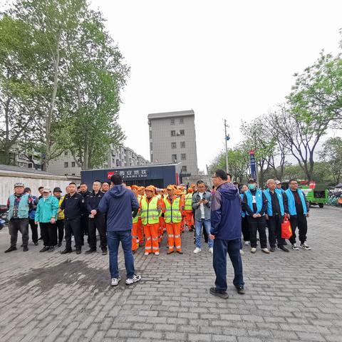 草阳社区积极开展“大冲洗、大擦洗、大清理”活动