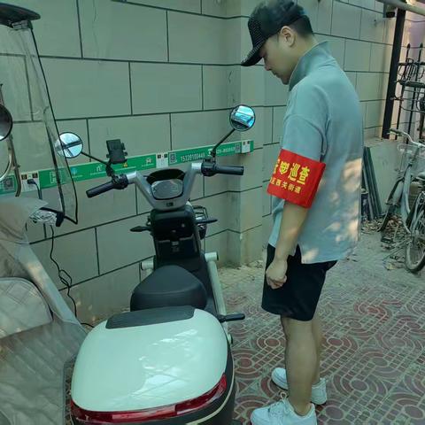 织密安全防护网 草阳社区开展电动车专项夜查行动