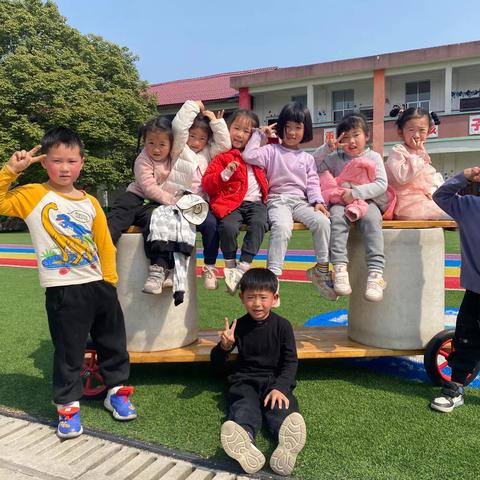 放手游戏 发现儿童———桐木溪中心幼儿园户外自主游戏“宝宝巴士”案例