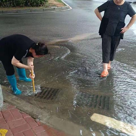 为确保灾后无大疫，保障人民群众生命安全，马尾镇组织各村居灾后卫生整治和消杀