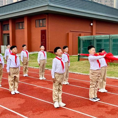 与时代同向 与祖国同行——郾城小学第二周特色升旗仪式