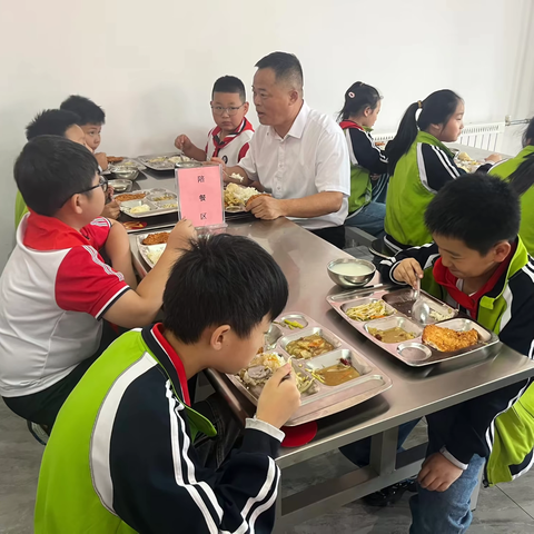 《校长陪餐，温暖“食”光》——实验小学何庙校区陪餐活动