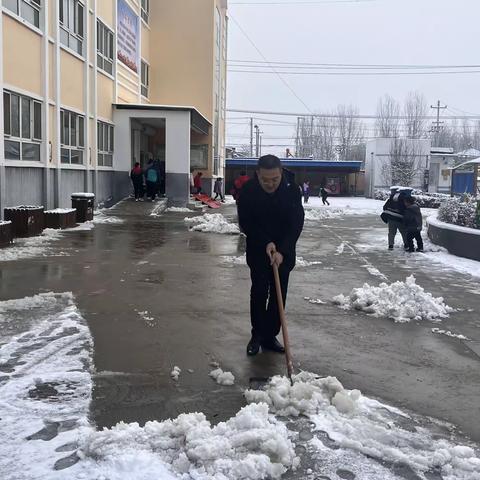 瑞雪纷纷满校园，教师扫雪暖心田——涿州市向阳中心学校张村小学教师扫雪篇