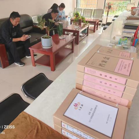 禄劝统计局组织干部职工到金瑞一社区进行走访