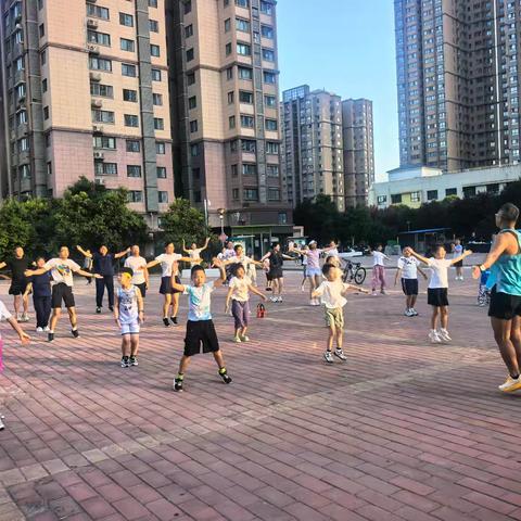 南城嘉苑“晨光小分队”开练：退伍军人带娃晨练，红色物业点亮暑期生活
