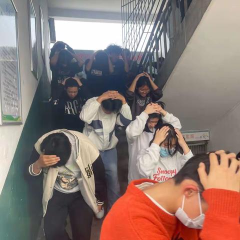 度峰中学开展防震逃生演练活动