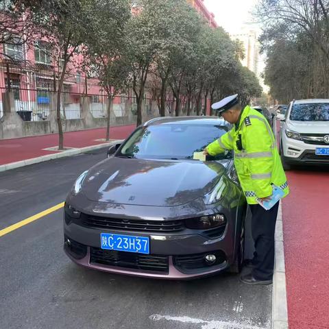 渭滨交警迅速回应群众诉求 清理辖区乱停乱放