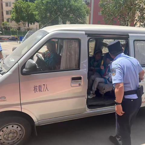 渭滨交警整治辖区黑校车超员违法行为