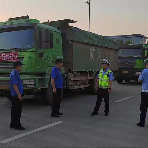 “环保亮剑，夜行无惧！城管交警共筑城市蓝天防线”