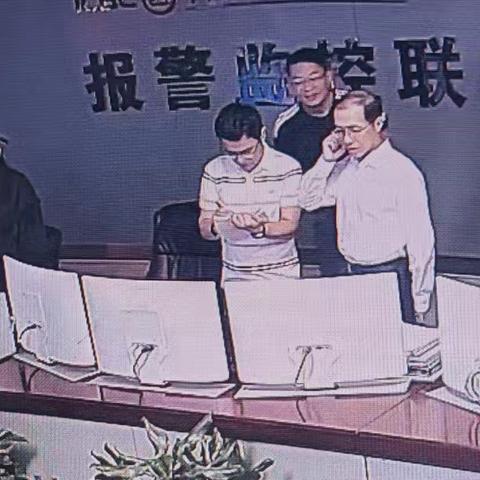 湖北分行纪委书记林进一行到武汉分行报警监控中心开展节日安全巡查