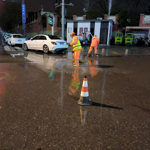 【航天基地城市管理和综合执法局】开展雨天道路深度保洁作业