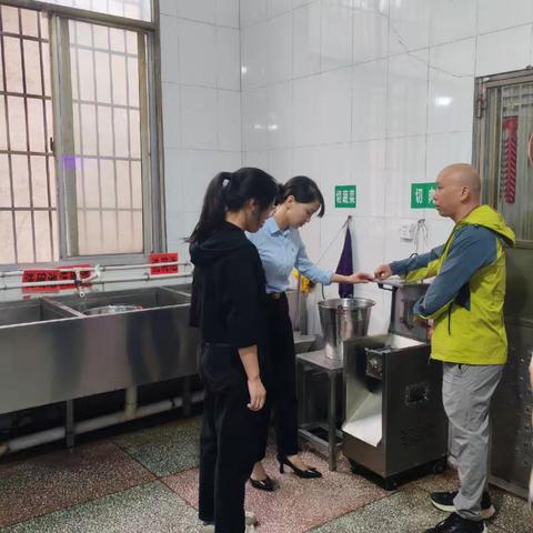 守护“食安”，用爱陪餐——周官桥乡党委书记等领导莅临我校陪餐
