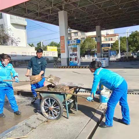 曲靖公司响台加油站组织开展洗车机淤泥清理