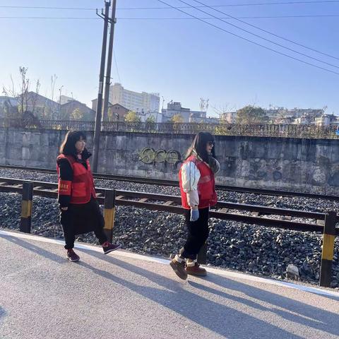 珠山区里村街道陶溪川社区开展铁路护路巡查行动