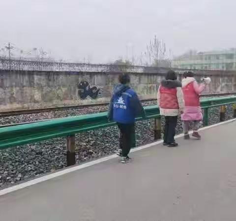 珠山区里村街道陶溪川社区开展铁路护路巡查