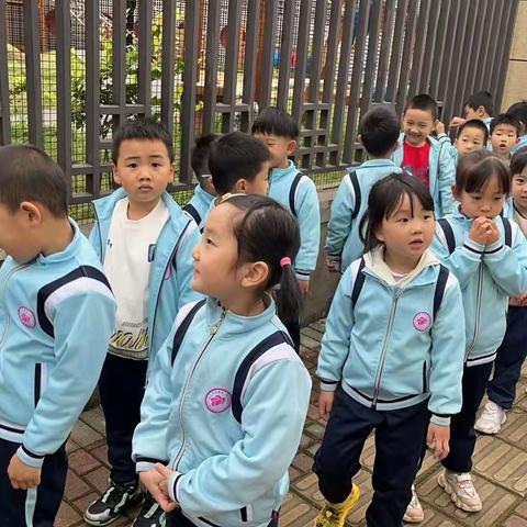 初探小学  “幼”见成长——南昌市铁路第一幼儿园桂殿路分园参观小学幼小衔接活动