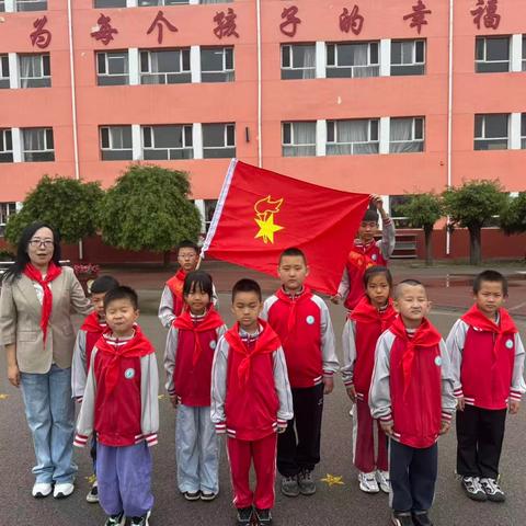高举队旗跟党走，做新时代好少年——口泉二校一年级新队员入队仪式