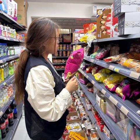 网格员开展辖区平安场所安全检查工作