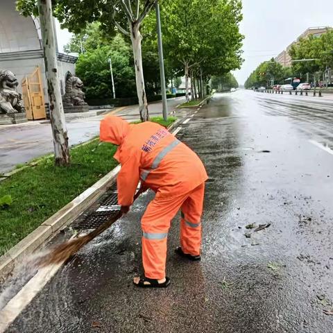 槐荫城管迅速开展雨后清淤作业 保障道路整洁畅通