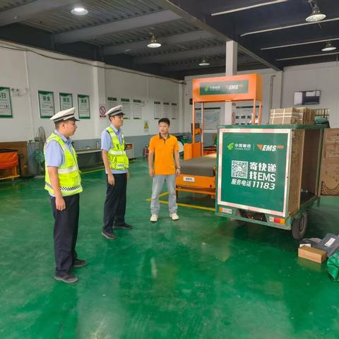 渭滨交警走进快递分拣中心开展交通安全宣传