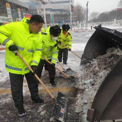 鞍山收费站以雪为令 除雪保畅通