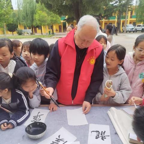 伊川县书法家协会书法进校园活动之高山镇中心小学站