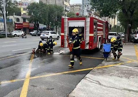 银桥大道消防救援站组织开展纵深灭火救人操训练