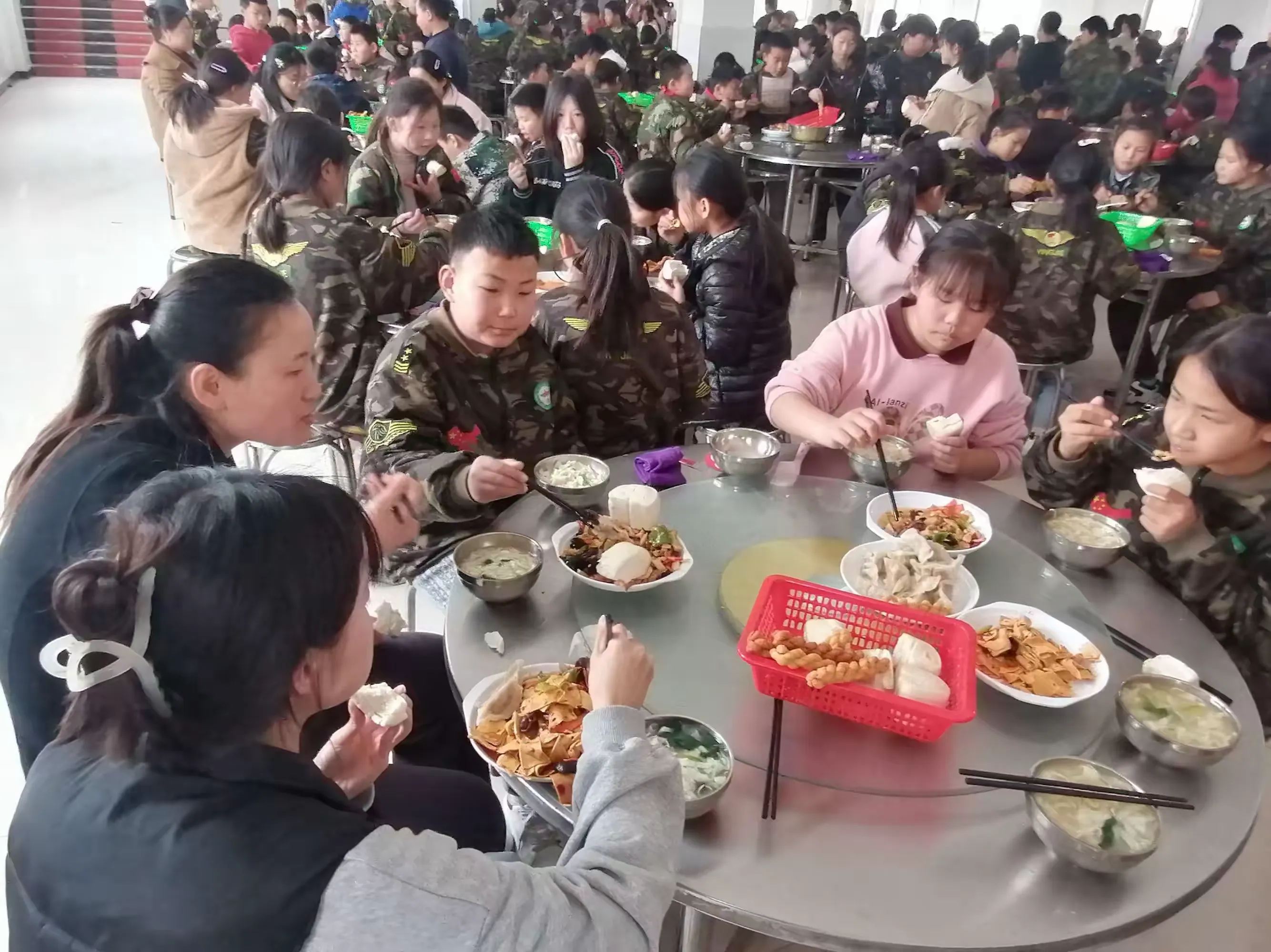 简篇-快乐午餐 乐享成长——英杰实验学校