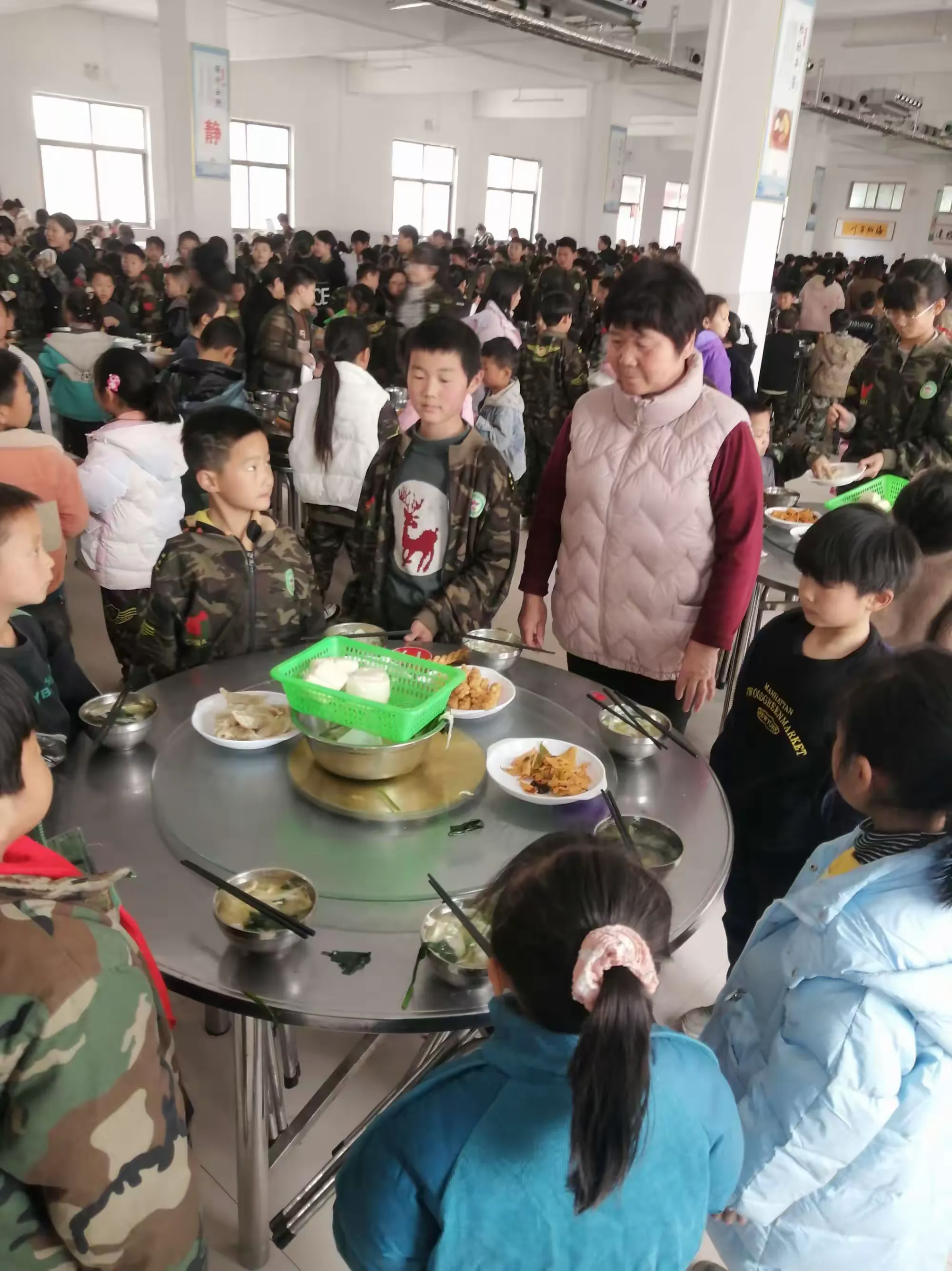 简篇-快乐午餐 乐享成长——英杰实验学校