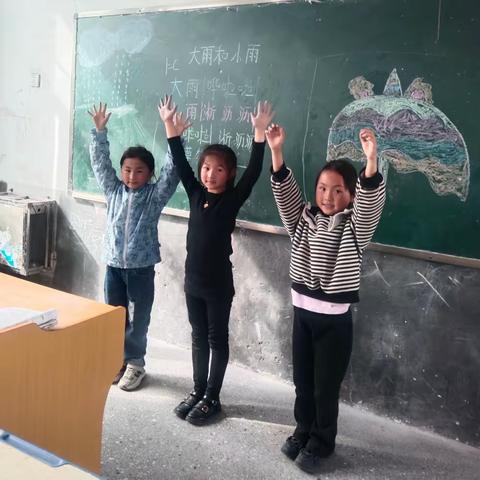 木兰小学一年级一班周一学唱《大雨和小雨》