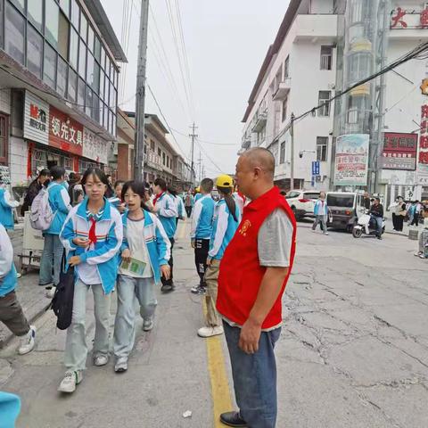 爱的守护，温暖同行 ——致敬卫辉市第二完全小学家长护学岗