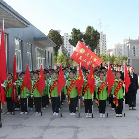 缅怀先烈丰功伟绩，弘扬中华优秀文化——原平市平安小学部分师生代表到我市烈士陵园参加第十个烈士纪念日活动